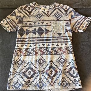 On the Byas Multicolor Geometric Tee